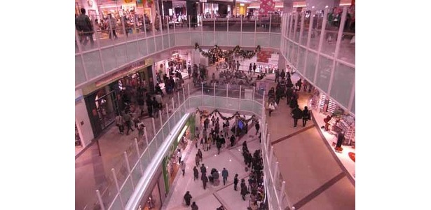吹き抜けから覗き込めば　まさに人の波