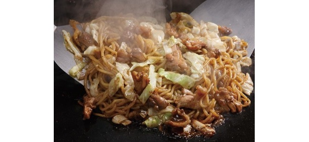 味噌ベースのタレで焼き上げる「ひるぜん焼そば」