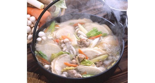 南部せんべいを割り入れて煮込む鍋料理「八戸せんべい汁」