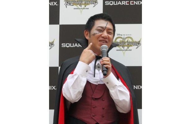 (顔の傷の絵に関して)「実は京王線の駅が描かれているんです」と平井さんが顔を指すと「なんで駅描いてんねん！」と柳原さんがツッコミ