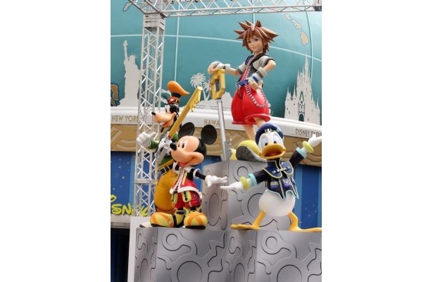 会場内には体長4メートルの巨大オブジェが登場した