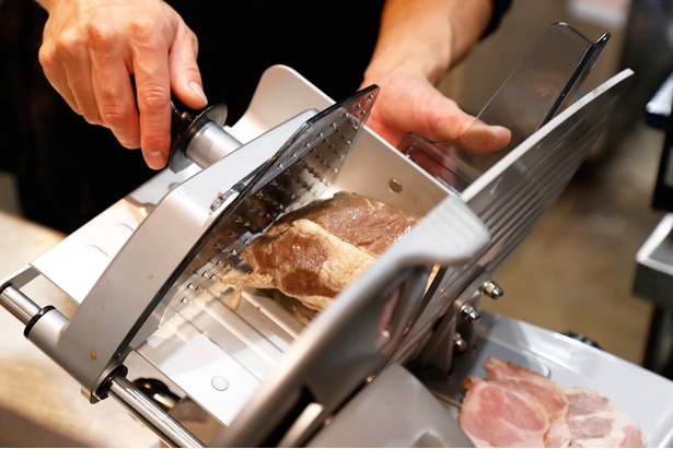 豚チャーシューは愛知県常滑市のブランド豚、知多ポークを使用。スライサーで程よい薄さにカットする