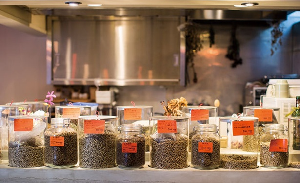 IENA COFFEE 警固店 / 焙煎前の生豆がカウンターにずらりと並ぶ