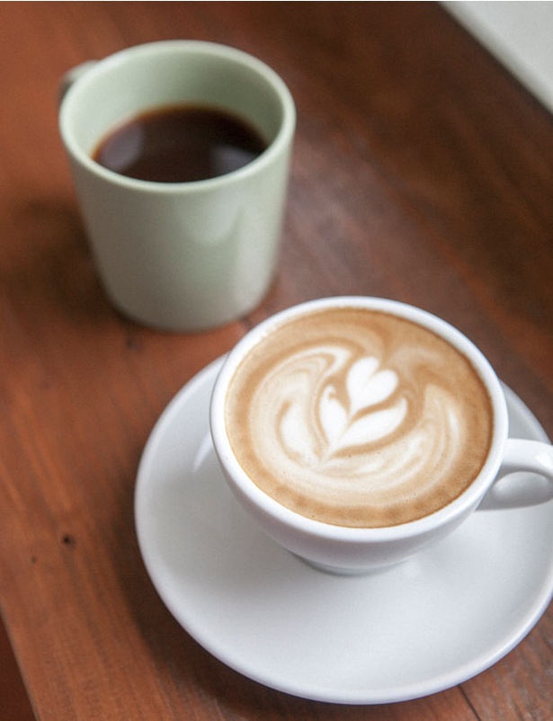 BASKING COFFEE(福岡市東区千早) / 「カフェラテ」(写真手前・400円)、「本日のコーヒー」(写真奥・300円)