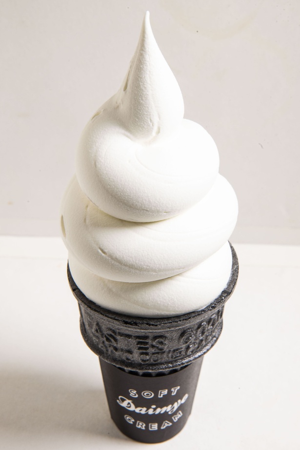 コロンとしたフォルムがなんともキュート、大名ソフトクリーム 生クリームミルク(480円) 。なめらかな口当たりと濃厚なコクは、ひと口目から幸せな気分に！