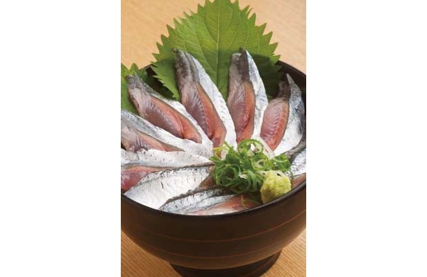 【写真】ご飯が見えない！刺身がビッシリ刺身丼はコチラ