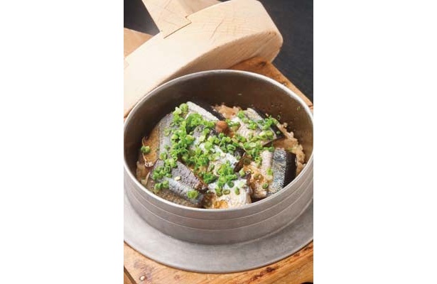 「元祖釜飯　お可免」の「サンマの釜飯」(1250円)