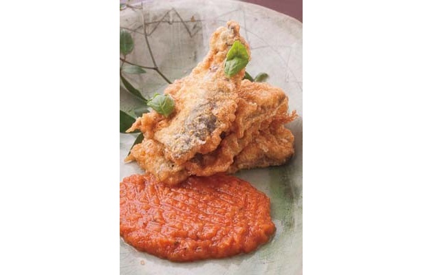 「祝茶房　紅拍手」の「秋刀魚のジンジャースパイシー揚げ　生姜ケチャップ」(710円)