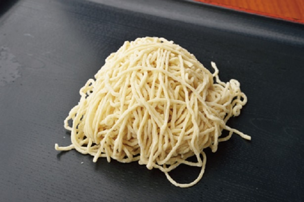 柔らかいがコシもある自家製の手もみ麺は、鶏の旨味たっぷりのスープに合う