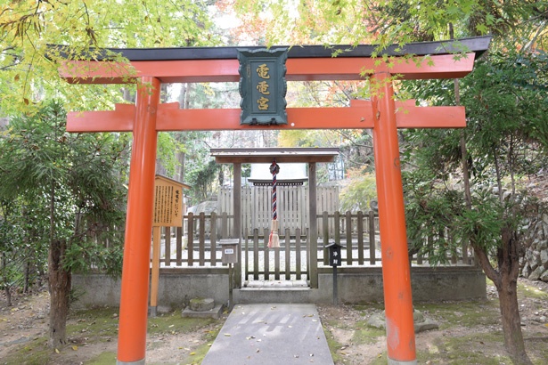 虚空蔵法輪寺の境内へと上る医師階段の途中にある。電気・電波の祖神を祀る鎮守社/電電宮