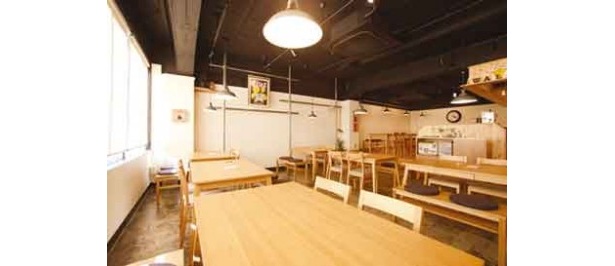 店内のあちらこちらにアート作品を配置。大きな窓からは自然光が射し込む