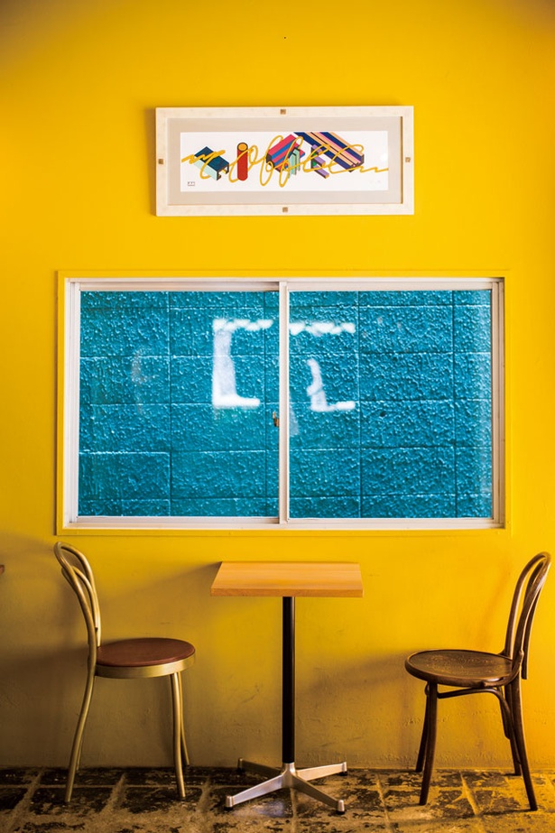 manucoffee roasters クジラ店 / 1階のカフェスペースに飾られたPOPYOILによる作品。これら3枚は「COFFEE」をテーマに同サイズで描かれている