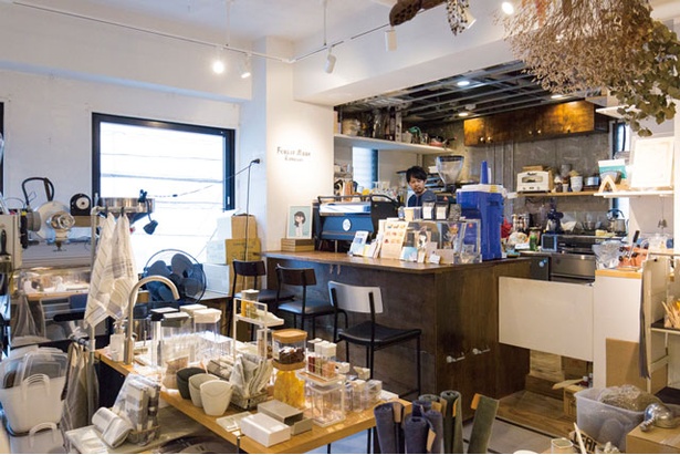FOREST MARK ESPRESSO / 雑貨店「サラサデザインラボ」の一角に店を構える