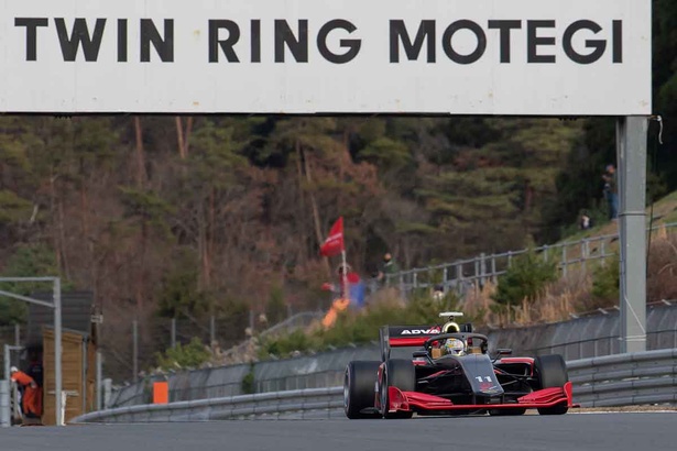 今年ダブルタイトルチャンピオンを獲得した山本が、スーパーフォーミュラ新型マシンSF19をツインリンクもてぎで疾走！