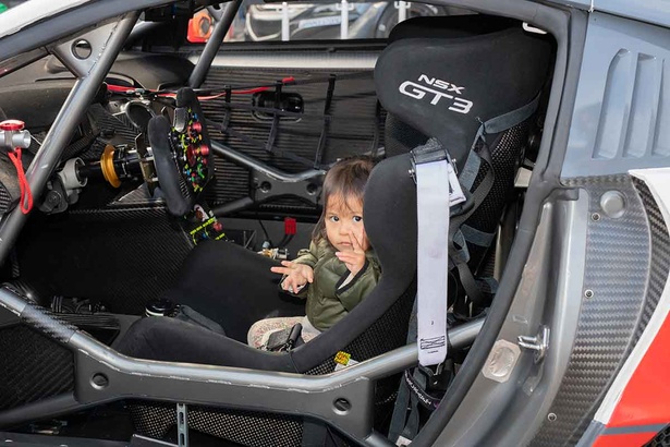 今年鈴鹿10時間レースに参戦したNSX-GT3に座る子供
