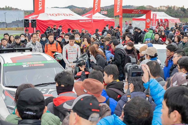 スーパー耐久シリーズTCRクラスのチャンピオンを獲得したModulo CIVIC TCRのドライバーによるマシン解説がはじまると、あっという間に人が集まった