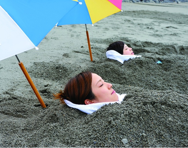 温泉の地熱を使った天然の砂むし温泉。じっくり温まることができて、デトックス効果も