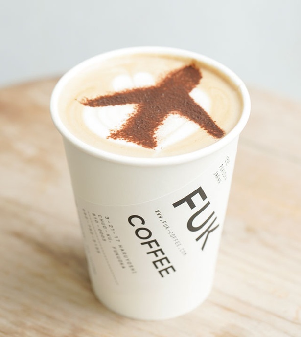 FUK COFFEE / カフェモカ FLIGHTつき(540円)。ほかのラテには＋20円で飛行機のラテアートを付けられる