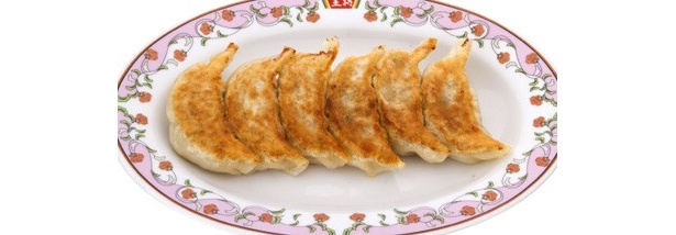 全てのご当地メニューには、餃子1皿、お茶1本がセットになっている。