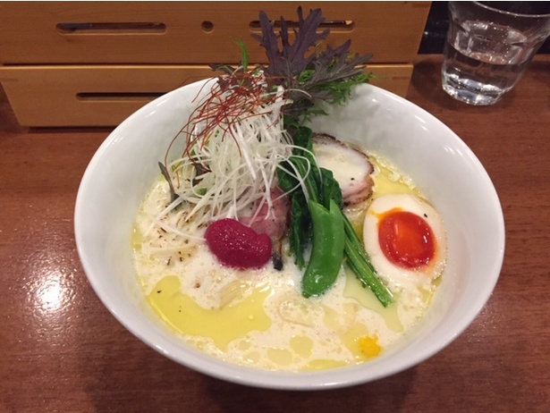 【写真を見る】濃厚ホタテ豆乳麺(1,200円、1日30杯限定）。トリュフの香りがふわっと香るなんて、フランス料理のよう！