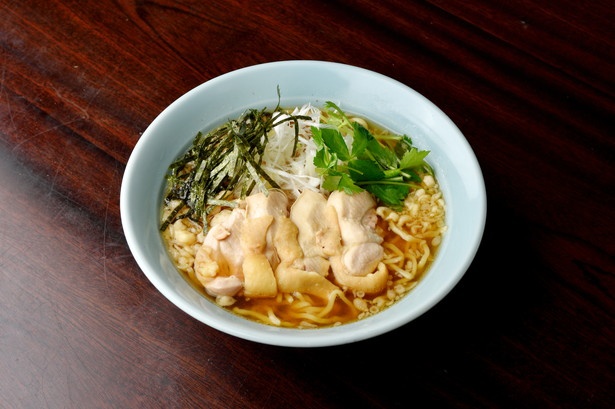 【写真を見る】和風スープの名物ラーメン鳥中華700円