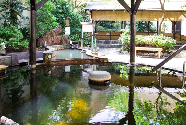 広々とした露天風呂。1人で気兼ねなく入れる「つぼ湯」や、リラックス度抜群の「寝ころび湯」などもある