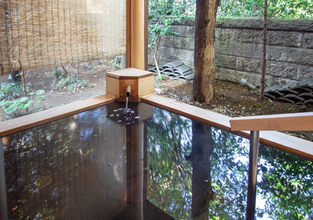 貸し切りで利用できる「離れの湯『燈』」。庭園内にひっそりと佇む