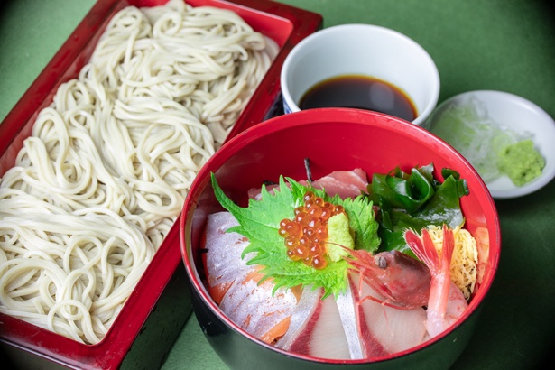 「せいろ海鮮丼」(1680円)。厚切りのネタがたっぷり盛られた海鮮丼も絶品