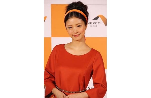 少し大人らしい表情を見せる上戸さん