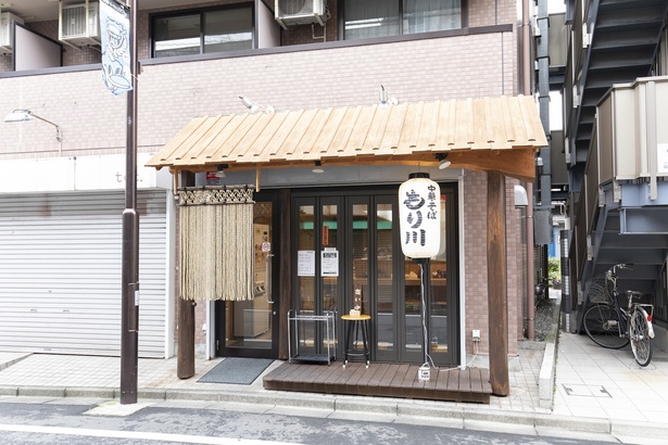 新丸子駅東口から徒歩2分ほど。店名の「もり川」は店主の名前と地名の川崎を組み合わせていて、地元で長く愛される店を目指している