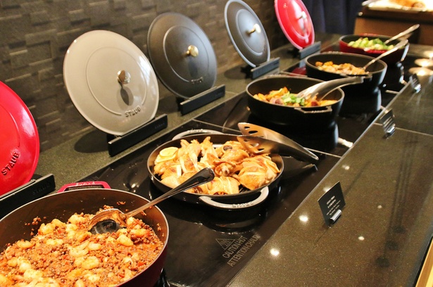 赤とグレー、黒のストウブ鍋で料理を提供しているのもオシャレ