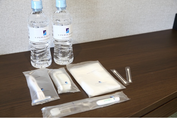 洗面用具やオリジナルのミネラルウォーターが付いたアメニティセット