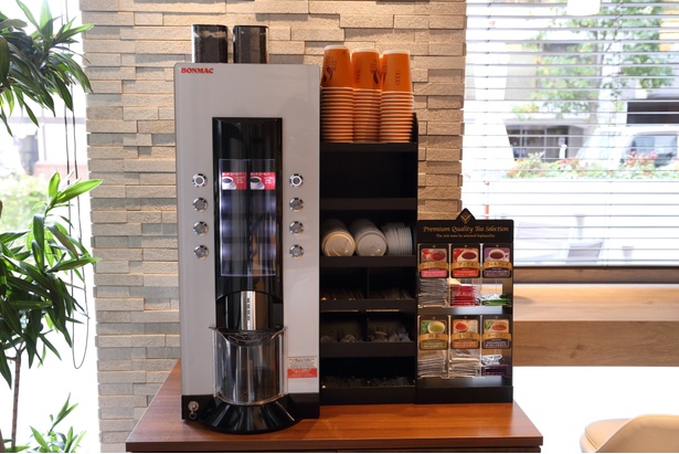 コーヒーや紅茶などがそろうドリンクコーナー