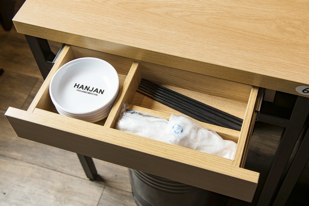 ｢HANJAN｣。引き出し付きのテーブルは韓国では一般的。箸や小皿が収納され、卓上はスッキリ