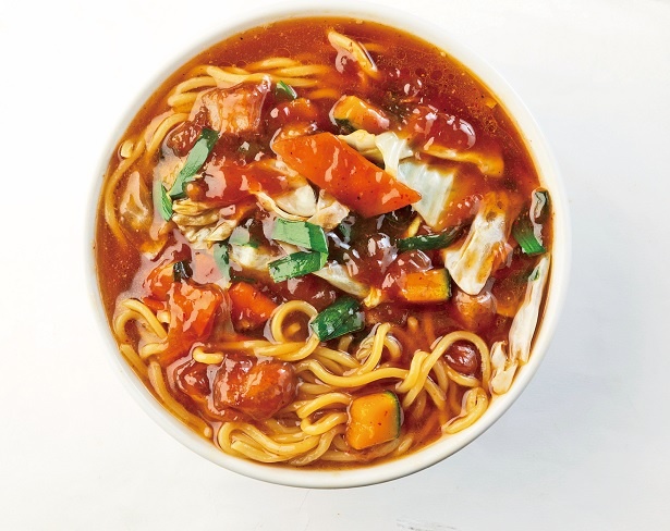 【写真を見る】県外からも名物メニューを食べにくる人も。スタミナラーメン（ホット）700円