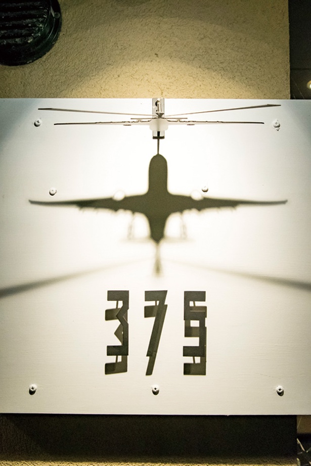 Cafe Bar 375 / 看板は離陸する飛行機を影絵で表現