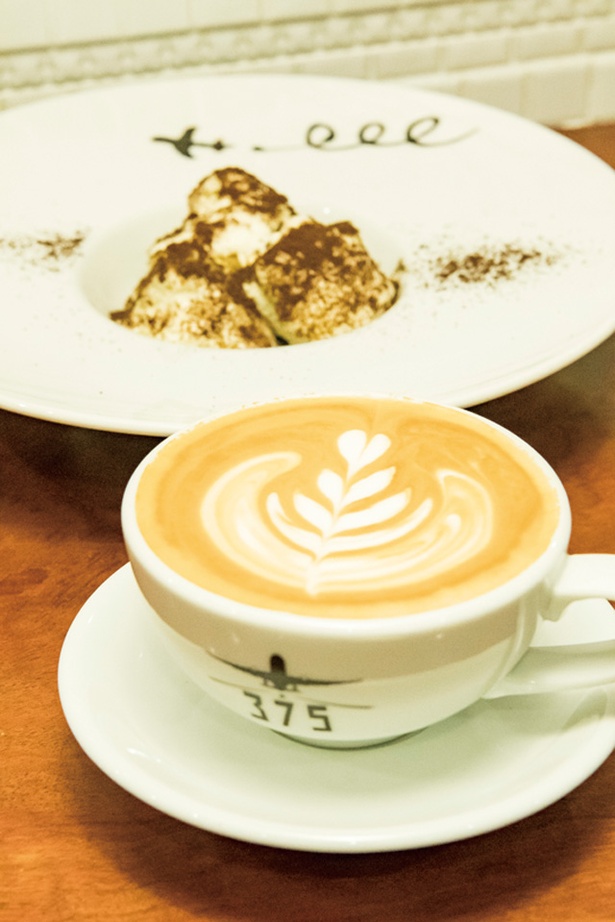 Cafe Bar 375 / カフェラテ“CLT”(550円)とコーヒーの粉をかけたティラミス“TMS”(500円)