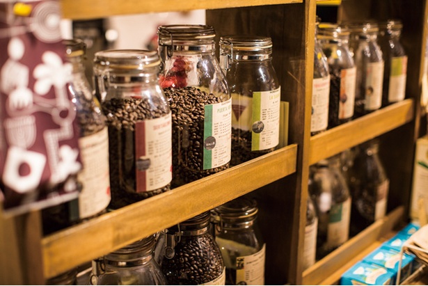 ROASTER'S COFFEE 焙煎屋 平尾店 / 豆はブレンド、シングルオリジン合わせて常時約25種をラインナップ