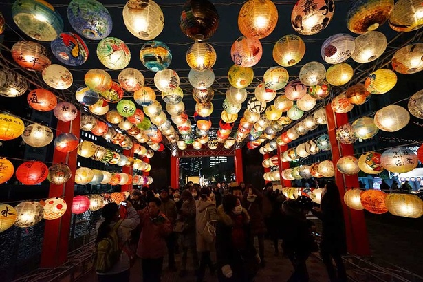 中之島バラ公園には約1000個のランタンが登場し、幻想的な夜空を演出。「台南・光の廟珵」