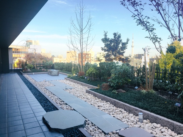 EDOCCO LOUNGEのフロアには屋上庭園もあり、窓を開けることで1つの会場として使用できる