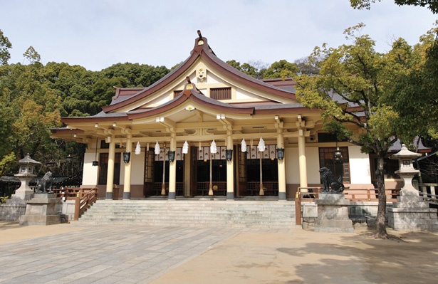 美しい八棟造の社殿。本殿には3つの扉があり、中央に正成公が鎮座/湊川神社