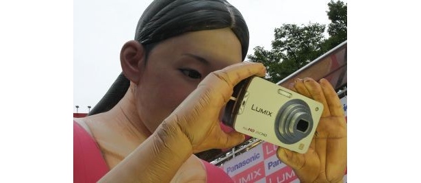 綾瀬さん本人を360度回転し、撮影した静止画像を基に作った巨大バルーン