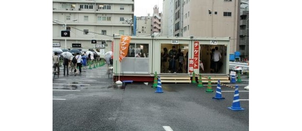 開店前には長蛇の列ができたチケット売り場の前