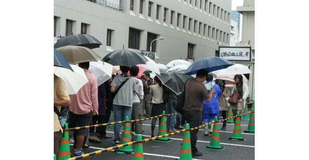 各店舗の前には30以上の列