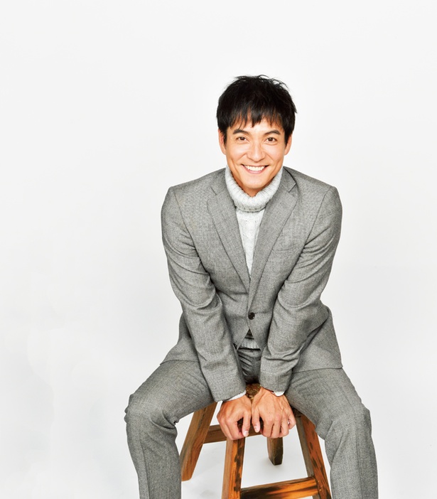 【写真を見る】ちょっと“キュートなポーズ”で決めてくれた沢村一樹さん