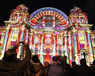 大阪市中央公会堂の100周年記念ウォールタペストリーが登場　「OSAKA光のルネサンス2018」開幕