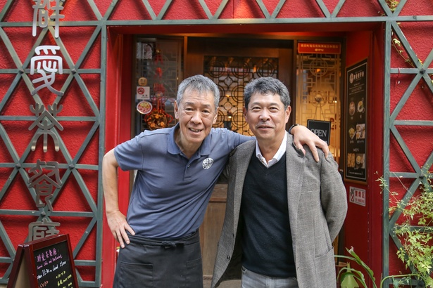 「群愛茶餐廳(ぐんあいツァツァンティン)」の施蓮棠(シーリェンタン)さん(左)と「老祥記」の曹英生(そうえいせい)さん