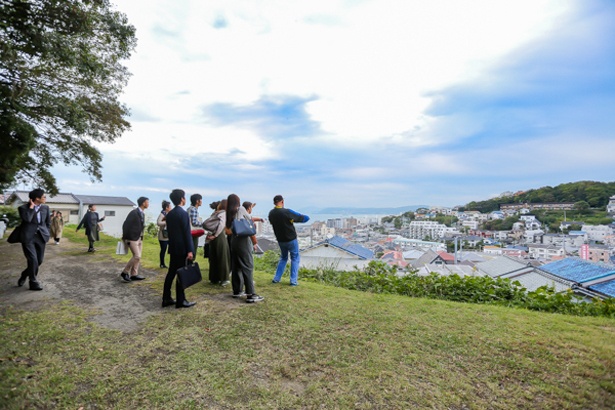 塩屋の街並みを坂の上から