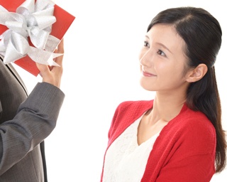 夫が妻に贈るクリスマスプレゼントの相場は？喜ばれるおすすめのプレゼントを紹介