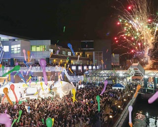 花火とジェット風船で新年を盛大に祝う！「ベイサイドプレイス博多 カウントダウン」